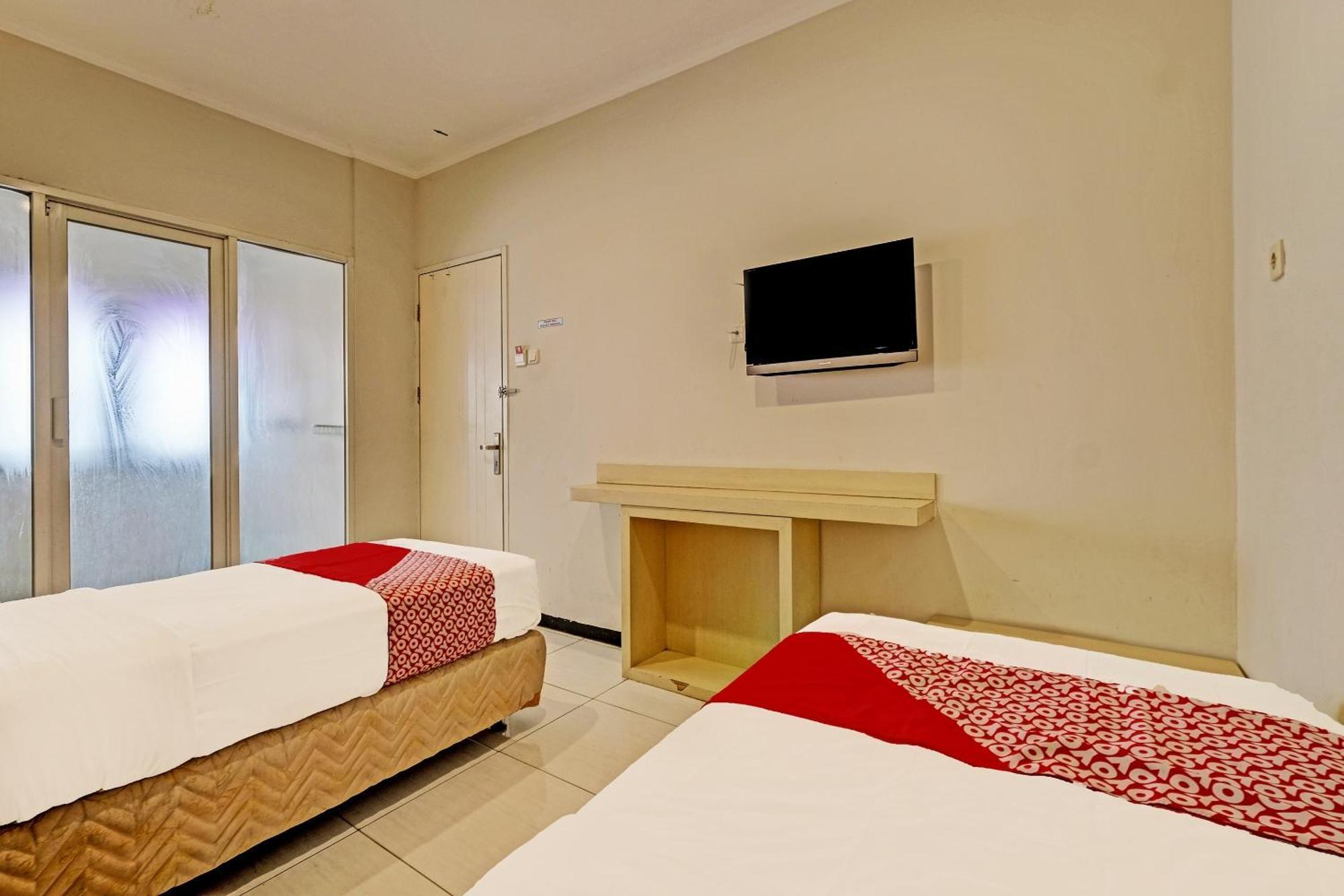 Sky Guesthouse Семаранг Екстер'єр фото